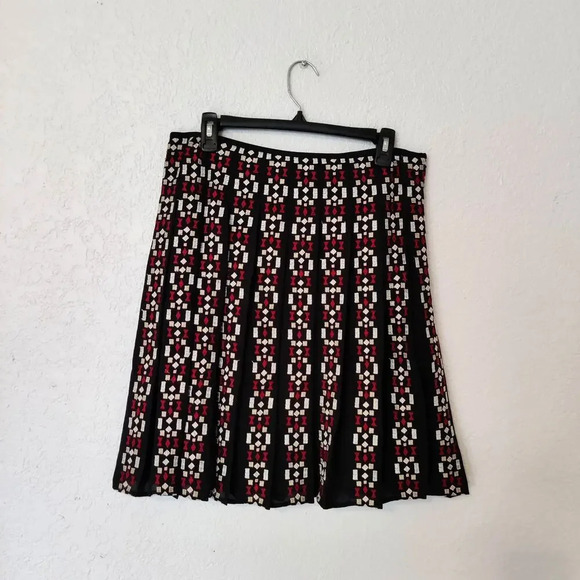 Ann Taylor Black Red Geometric Pleated Embroidered Skirt Knee Length Size 10 - Picture 10 of 10